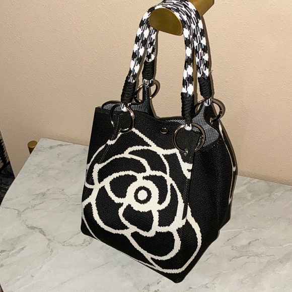 Elegant Black and White Floral Handbag - Picture 3 of 3